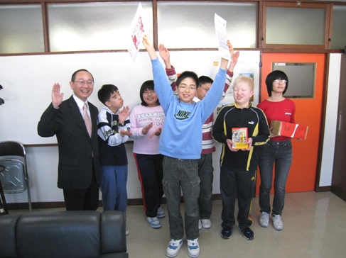 クラスのみんなもお祝いにかけつけて記念撮影（札幌盲学校）