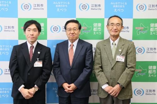 市長を表敬訪問した斉藤さんと飽津さんの写真