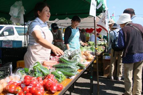 野菜を販売する農家さんの写真