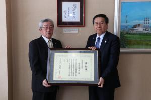 北海道産業貢献賞を受賞した宮理事長と三好市長