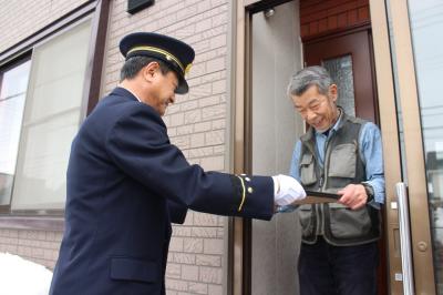 感謝状を贈る永嶋消防長（左）と佐藤耕一さん（右）