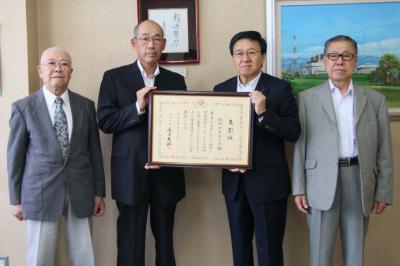 環境大臣表彰を受賞した江別ホタルの会メンバーと三好市長の写真