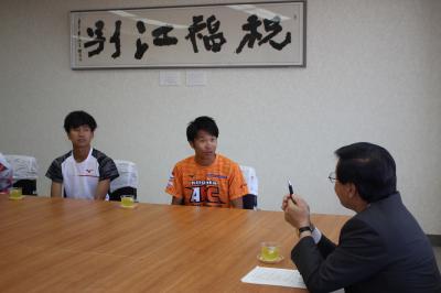 小林選手が市長と話している写真