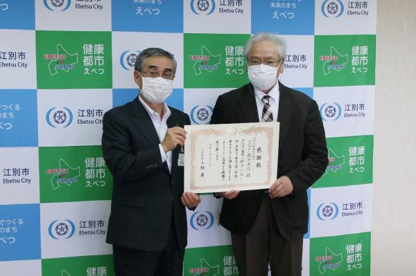 江別印刷業協同組合の森田代表理事から寄付を受けたときの写真