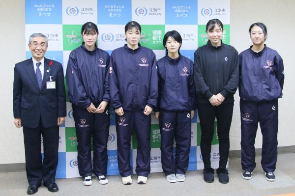 札幌学院大学女子バスケットボール部全国大会出場報告で佐々木雄二副市長表敬訪問時の写真