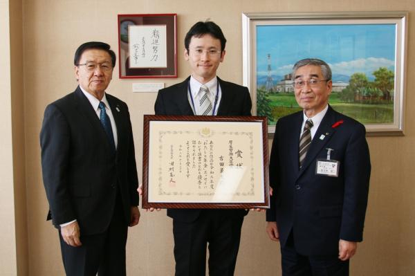 江別市国保年金課の職員が市長に厚生労働大臣賞受賞を報告したときの写真