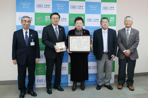 江別市文化協会の甲谷滋子さんが北海道文化団体協議会賞受賞を江別市長に報告したときの写真