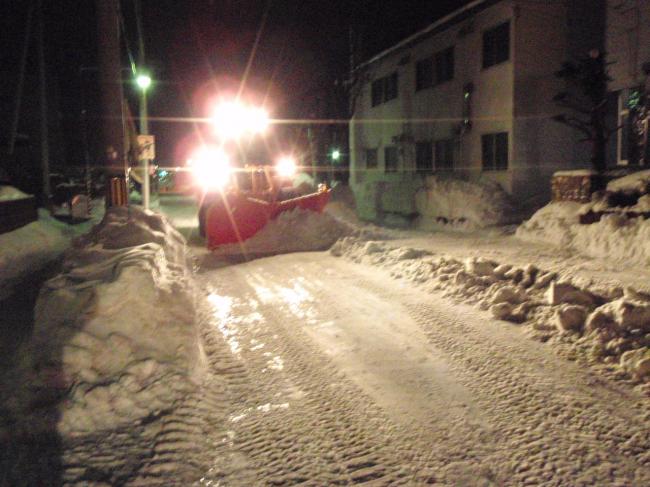 道路を走る除雪車の画像