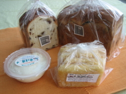 写真：風の村・食祭のパン、寄せ豆腐、油揚げ