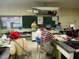 写真：健康を考える料理教室の様子1