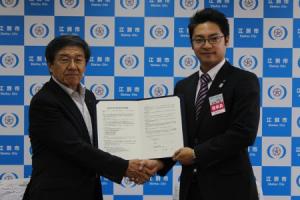 協定を締結した江別青年会議所理事長と市長