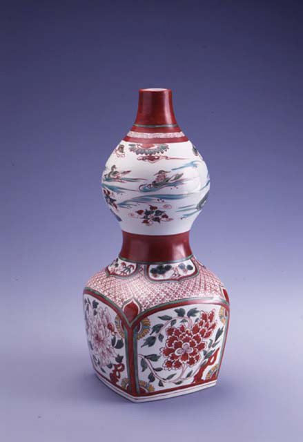 赤絵角型牡丹紋瓢瓶