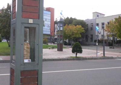 本町通りの街路灯とシンボルモニュメントの写真