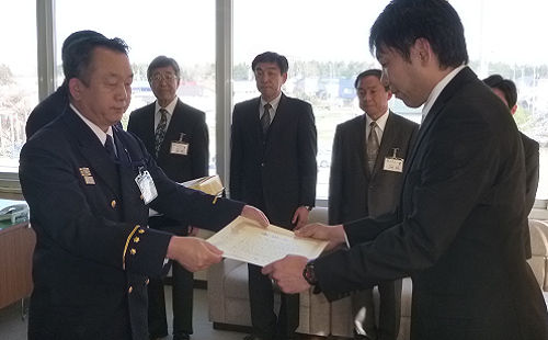 写真：田中消防長より表彰状を受け取る戸根谷さん