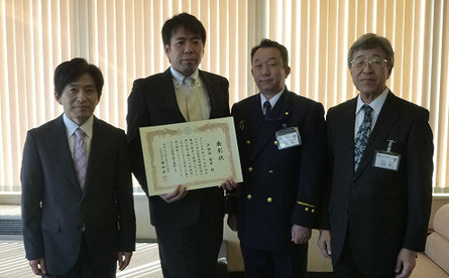 写真：左から　永谷学校長・戸根谷教諭・田中消防長・月田教育長