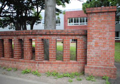 江別第二小学校の門
