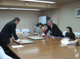 写真：三好市長へ受賞報告をする片岡弘正さんと妻の八重子さん