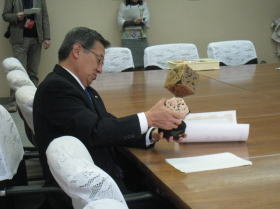 三好市長ホクレン夢大賞のトロフィーを手に持っている写真