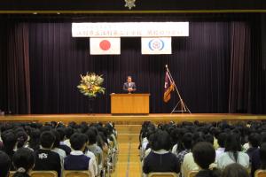 江別第三小学校閉校のつどいで挨拶をする三好市長