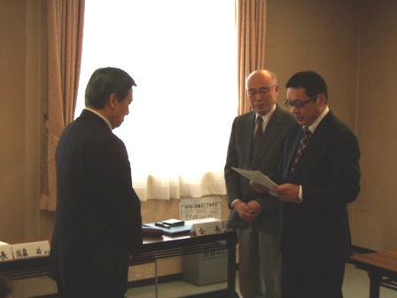 押谷会長(右)、佐藤副会長(中央)から市長(左)