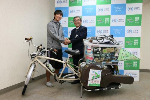 佐々木副市長と握手する三輪さんの写真