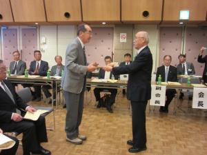 佐藤会長から盾贈呈の写真