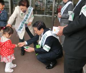 「緑の募金」街頭募金にご協力をいただいた方々に緑の羽根を配る三好市長