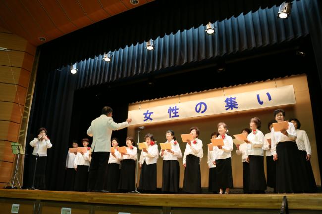 高齢者クラブ連合会「女性のつどい」で歌う友愛女性部コーラスの写真