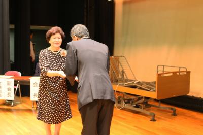 大谷洋子女性部長が湯浅國勝会長へ目録を手渡す様子の写真