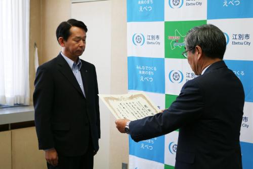 感謝状を贈られた草野量文代表取締役専務