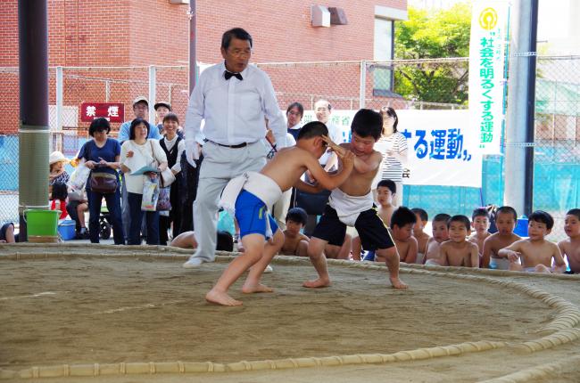 相撲を取る児童の写真