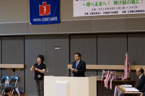 開会式で手話を交えて挨拶する三好市長