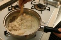 鍋の中で固まり始める豆乳もち