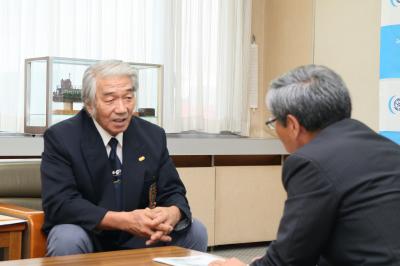 出口さん、副市長との歓談