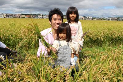 お父さんと一緒に収穫の秋、食欲の秋の稲刈り体験の写真2