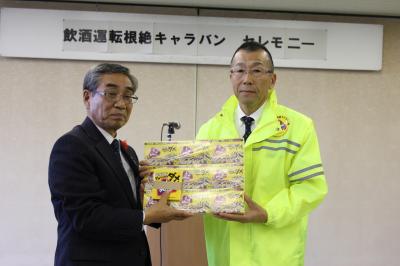 佐々木副市長に啓発グッズを手渡す加門事務局次長の写真