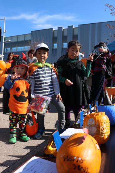 ハロウィーンフェスティバルで仮装した子どもの写真