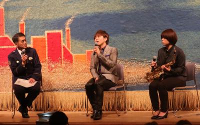 トークショーで話す3人（左から三熊署長、桜庭さん、水戸さん）の写真