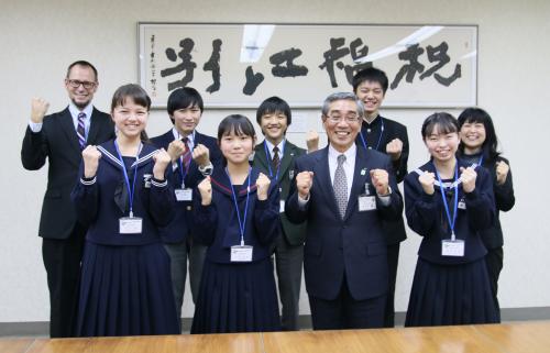 中学生訪問団と佐々木副市長の写真