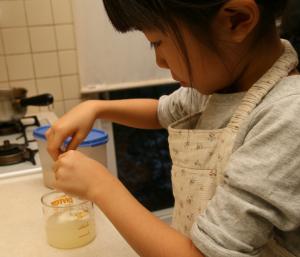 水にゼラチンを入れる様子