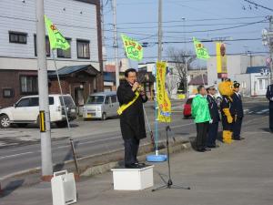 春の全国交通安全運動出動式・旗の波啓発活動にて挨拶をする三好市長