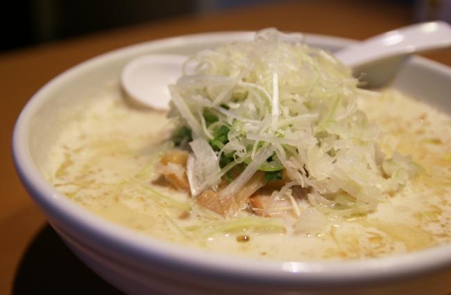 「白い面白いラーメン」の写真