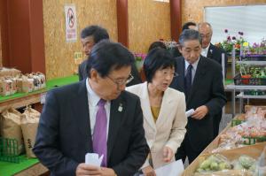 野菜の駅の視察を行う高橋道知事