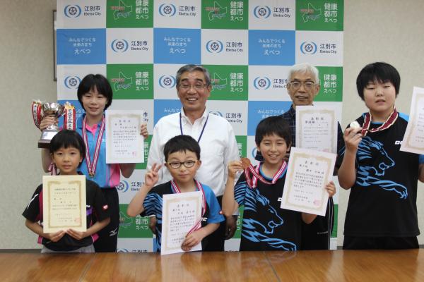 全国大会出場選手と副市長の写真