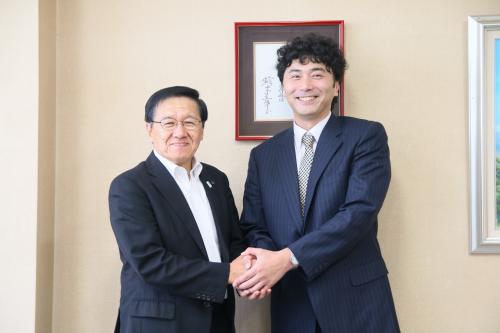 三好昇市長と三浦嘉大さんの写真