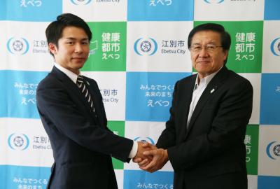 市長と握手する鈴木さんの写真