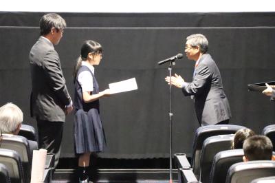 表彰を受ける新篠津中学校代表者の写真