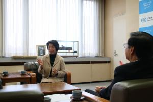 市長らと話す吉田さんの写真
