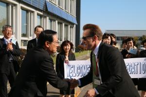 出迎えた三好市長と握手するビーマスグレシャム市長の写真
