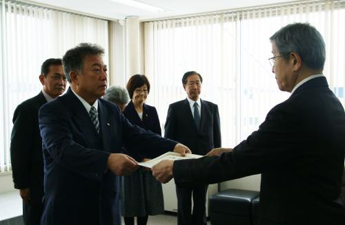 感謝状を受け取る丸山理事長の写真